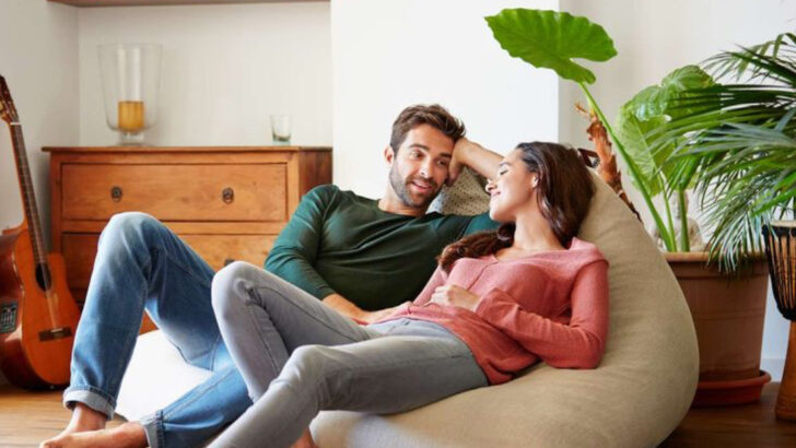 9 Ways to Show Someone You’re Interested, and 9 Ways to Show Them You’re Not (Without Saying a Word)