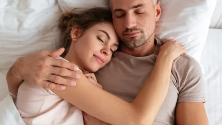 Couples Who Cuddle Before Sleep Reap These 15 Health Benefits
