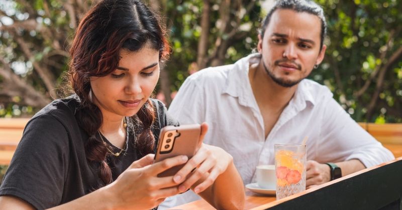 Prioritizing your phone during conversations