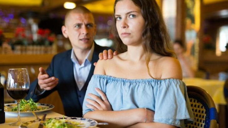 Is Your Date Playing Submarine? 17 Ways To Spot This Sneaky Ghosting Tactic