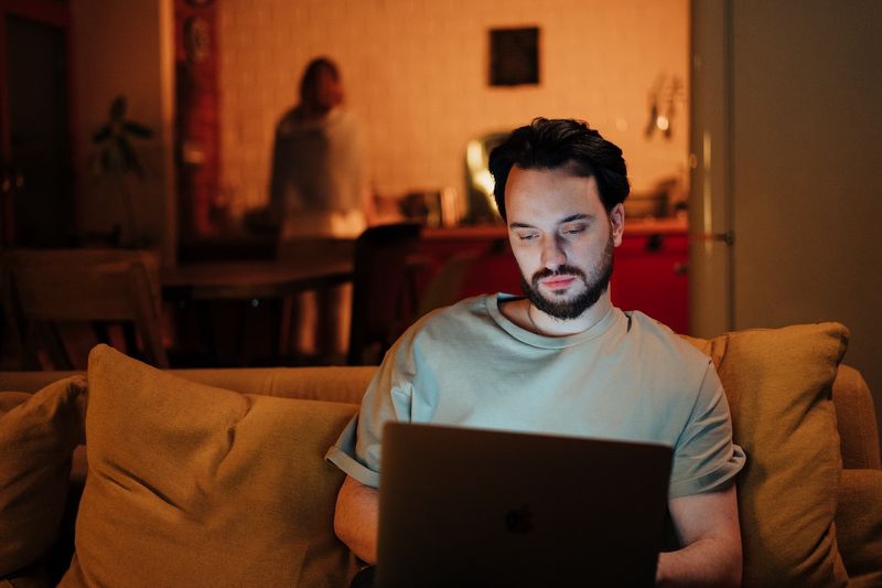 Dar prioridade ao trabalho em detrimento da relação