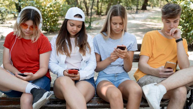Oversharing Feelings on Social Media