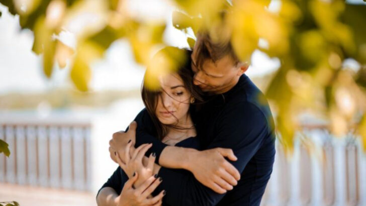 People In The Happiest Relationships Never Do These 15 Things, According To Therapist