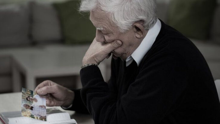 32 Subtle Behaviors Often Seen In People Who Grow Lonelier With Age