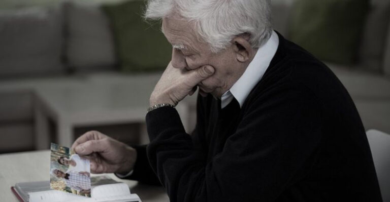 32 Subtle Behaviors Often Seen In People Who Grow Lonelier With Age