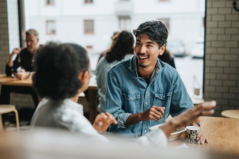 Deep Conversations Without Glances at the Screen