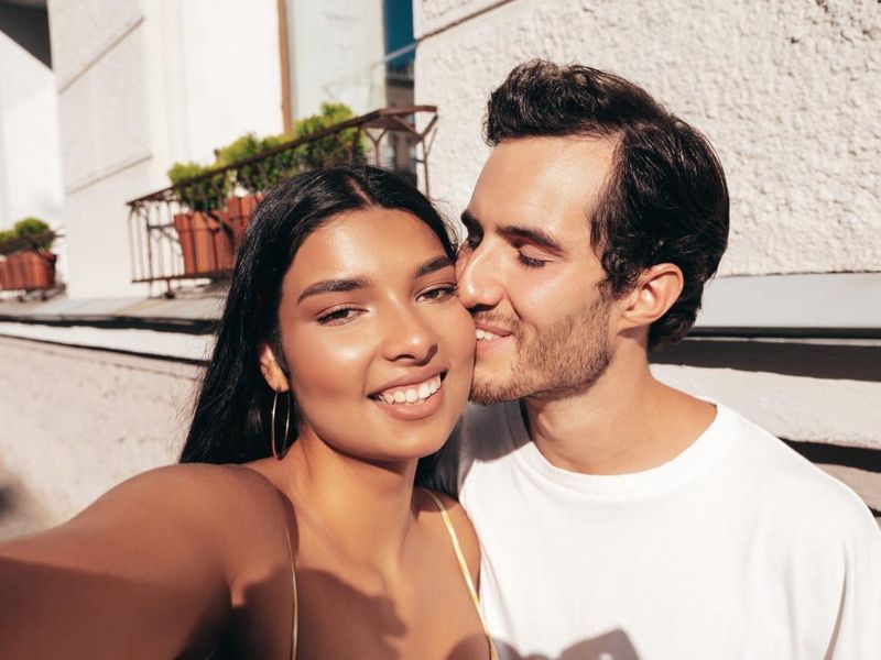 The Kiss-Cheek Pose That Feels One-Sided