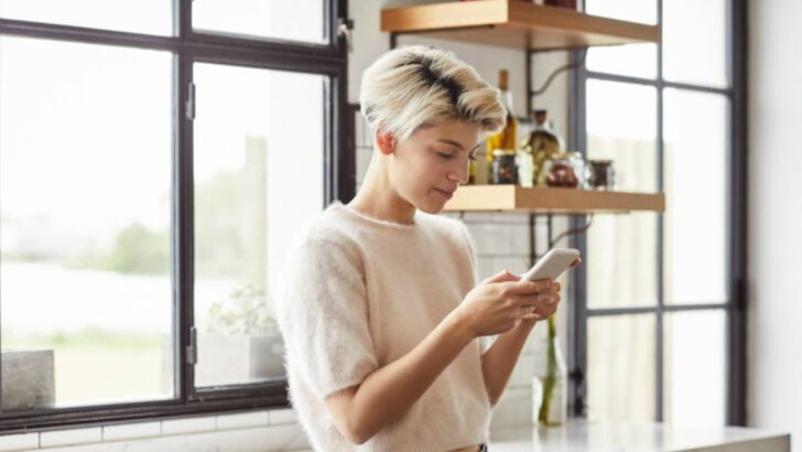 16 Modern Etiquette Rules That Make Boomers Roll Their Eyes