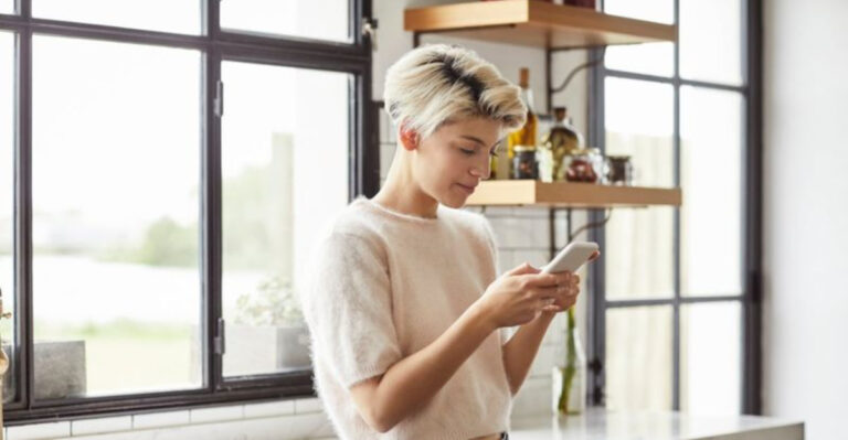 16 Modern Etiquette Rules That Make Boomers Roll Their Eyes