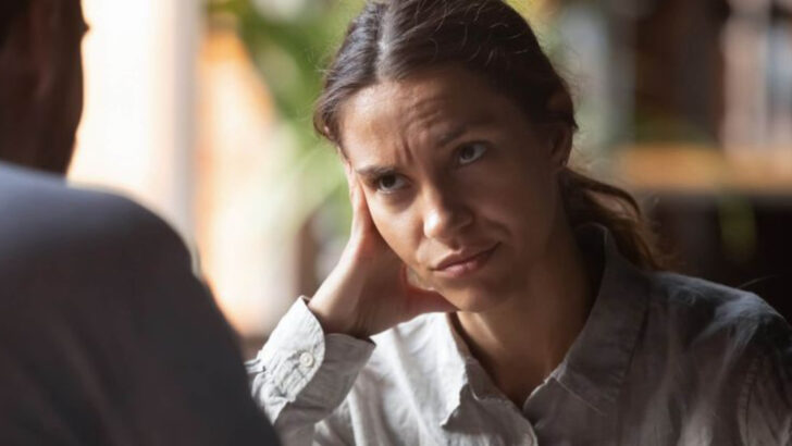 16 Subtle Habits That Push Friends And Family Away Over Time