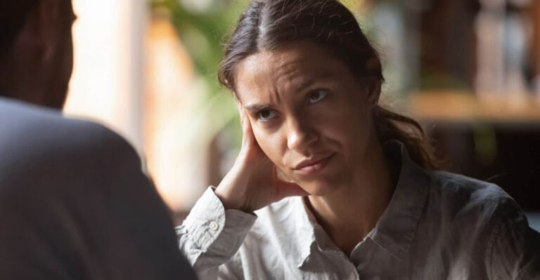 16 Subtle Habits That Push Friends And Family Away Over Time