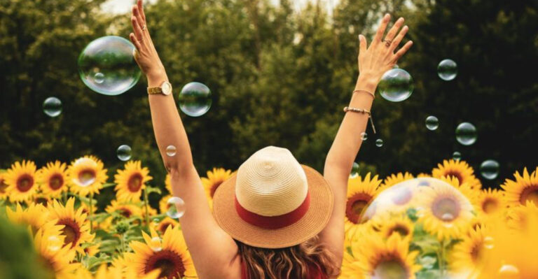 20 Powerful Mindsets Happy People Live By