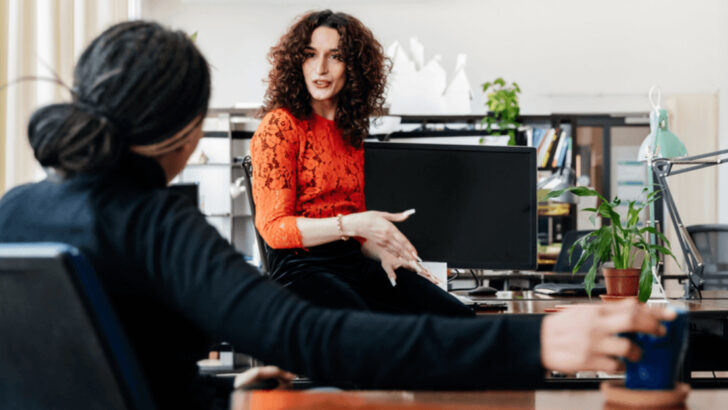20 Subtle Signs You’re Talking to Someone Smarter Than They Let On