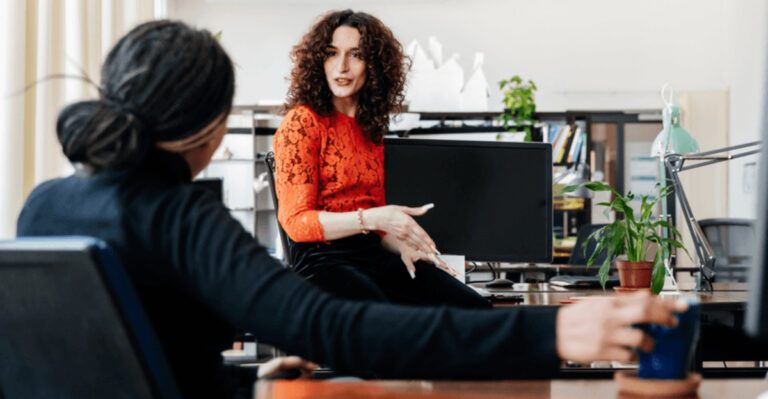 20 Subtle Signs You’re Talking to Someone Smarter Than They Let On