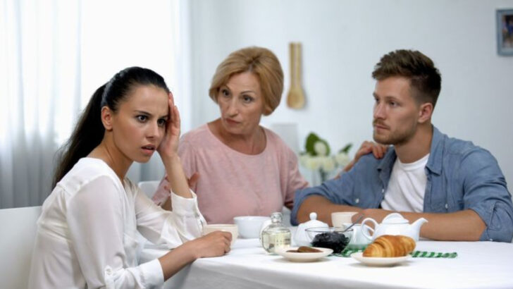 “Mom’s Shadow”: 17 Reasons Why Some Men Can’t Find Love (And How To Spot Them)