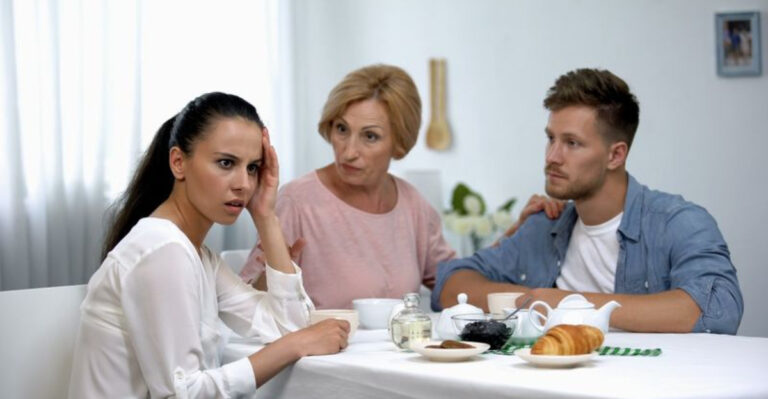 “Mom’s Shadow”: 17 Reasons Why Some Men Can’t Find Love (And How To Spot Them)